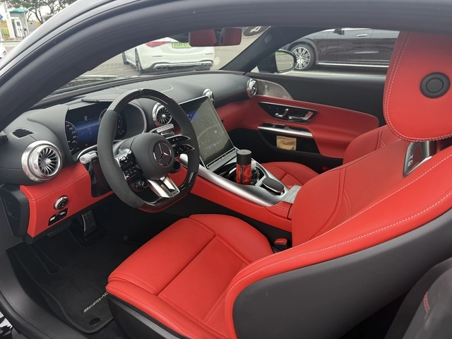 빨간색 시트가 돋보이는 AMG GT 55 4매틱+ 내부 모습.