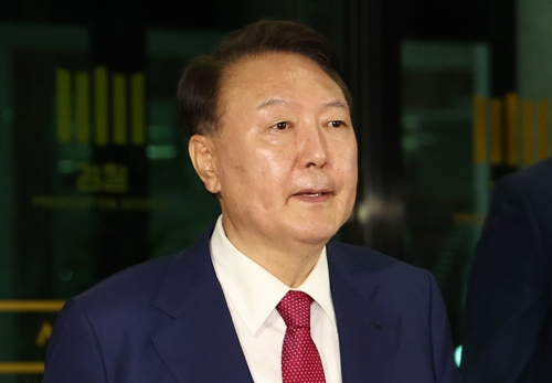 윤석열 전 대통령이 5일 내란 특검 2차 조사를 마치고 조은석 특별검사팀 사무실이 있는 서울 서초구 서울고검을 나서고 있다.   [연합뉴스]