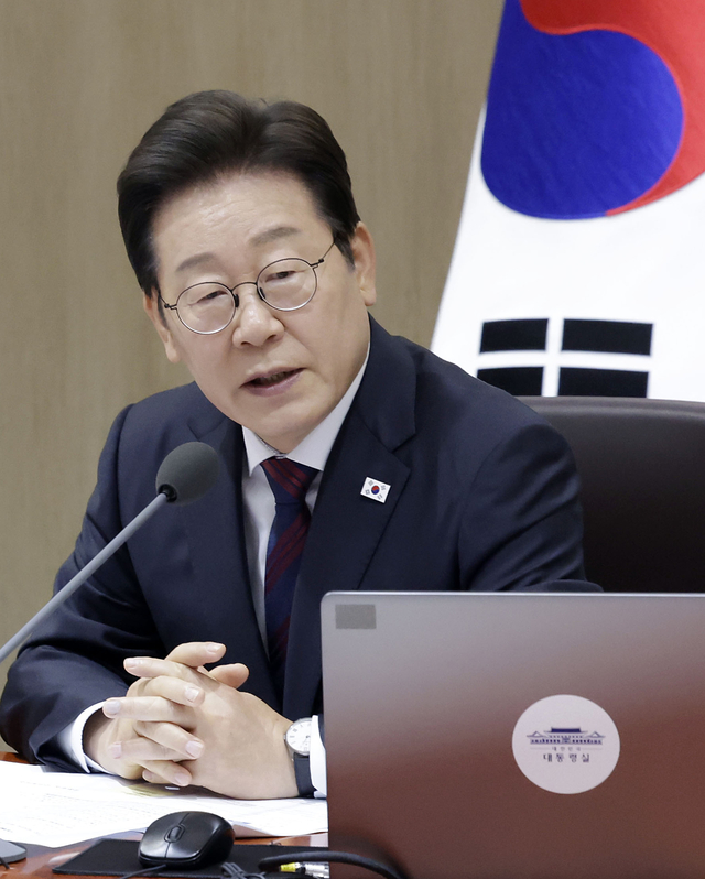 이재명 대통령 국무회의 발언
(서울=연합뉴스) 홍해인 기자 = 이재명 대통령이 5일 서울 용산 대통령실 청사에서 열린 국무회의에서 발언하고 있다. 2025.7.5
hihong@yna.co.kr
(끝)
<저작권자(c) 연합뉴스, 무단 전재-재배포, AI 학습 및 활용 금지>