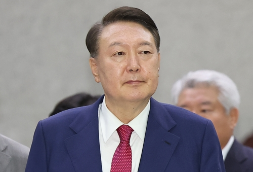 윤석열 전 대통령이 지난 5일 내란 특검 2차 조사를 마치고 조은석 특별검사팀 사무실이 있는 서울 서초구 서울고검을 나서고 있다.   [연합뉴스]