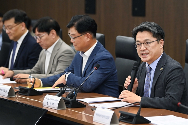 문신학 산업통상자원부 1차관은 8일 서울 중구 대한상공회의소 회의실에서 ‘미국 관세 조치 관련 민관 합동 긴급 점검회의’를 주재하고, 미국 관세 조치에 대한 국내산업 영향 및 대응방안 등을 논의했다. 산업부 제공