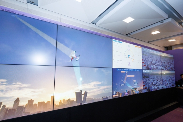지난달 서울 코엑스에서 열린 ‘ETRI 컨퍼런스 2025’에서 지상-위성 통합 6G 초공간 통신 기술의 시연 모습. ETRI 제공