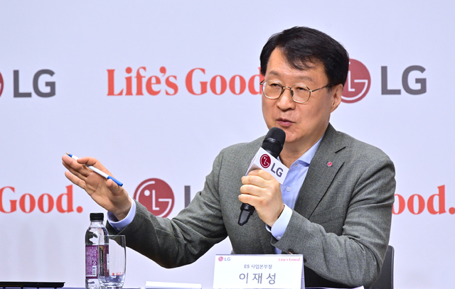 이재성 LG전자 ES사업본부장 부사장이 8일 서울 강서고 마곡 LG사이언스파크에서 열린 기자간담회에서 발표를 하고 있다. LG전자 제공
