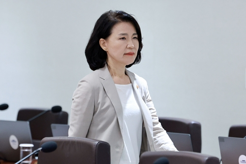 이진숙 방송통신위원장이 8일 용산 대통령실에서 열린 국무회의에 참석하고 있다.   [대통령실통신사진기자단=연합뉴스]