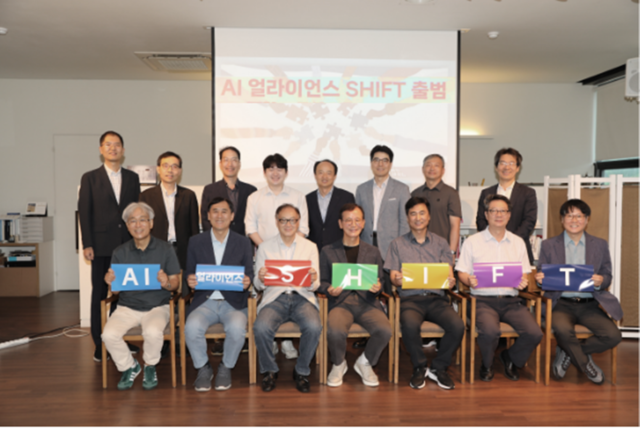 AI 얼라이언스를 기획한 케이그라운드벤처스 조남훈 대표(앞줄 왼쪽 두번째)와 K-피지컬 AI 협의체 의장단(공동의장 윤석진 전 KIST원장, K-바이오랩허브 한인석 단장, 조남훈 대표) 및 스타트업들.<케이그라운드 벤처스 제공>