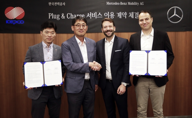 벤츠 모빌리티 AG가 8일 오전 서울시 중구 서울스퀘어에서 한국전력공사와 '플러그 앤 차지(PnC)' 계약을 체결했다. 사진은 장근철(왼쪽부터) 한전 EVC 사업부장, 이상원 한전 에너지신사업처 처장, 에릭 아우프리히트 벤츠 모빌리티 AG 아시아 및 호주 지역 공공 충전 서비스 부문 총괄 상무, 킬리안 텔렌 벤츠 코리아 제품·마케팅 및 디지털 비즈니스'부문 총괄 부사장. 벤츠 코리아 제공