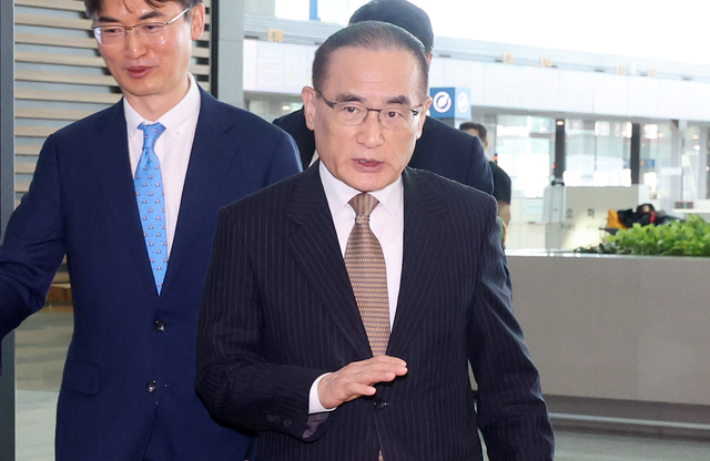 위성락 국가안보실장이 지난 6일 미국과 협상을 위해 인천공항에서 출국하고 있다. 연합뉴스