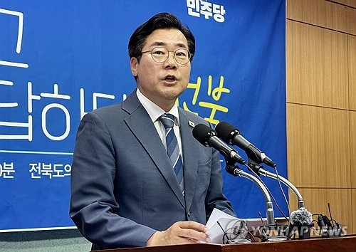 더불어민주당 당권 주자인 박찬대 의원이 8일 전북특별자치도의회 기자회견에서 발언하고 있다. [전주=연합뉴스]