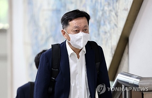 정진상 전 더불어민주당 당대표실 정무조정실장이 11일 서울 서초구 서울중앙지법에서 열린 ‘대장동 배임·성남FC 뇌물’ 관련 1심 속행 공판에 출석하고 있다. [연합뉴스]
