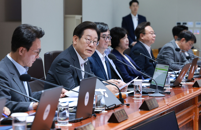 이재명 대통령이 8일 용산 대통령실에서 국무회의를 주재하고 있다. 대통령실통신사진기자단=연합뉴스.