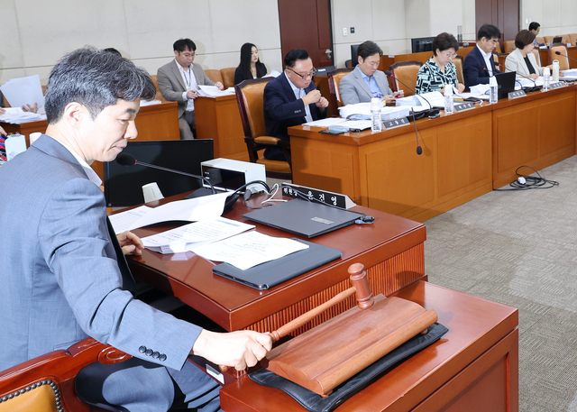 8일 국회 행정안전위원회의 법안심사제1소위원회에서 더불어민주당 소속 윤건영 소위원장이 의사봉을 두드리고 있다. [연합뉴스]