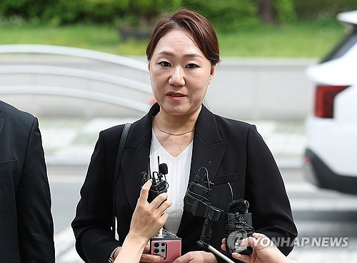 ‘명태균 여론조사비 대납 의혹’과 관련해 홍준표 전 대구시장 관련 폭로를 이어오고 있는 강혜경 전 미래한국연구소 부소장이 지난 5월 23일 대구 수성구 대구경찰청에 참고인 조사를 받기 위해 출석하기 전 취재진의 질문에 답변하고 있다. [대구=연합뉴스]