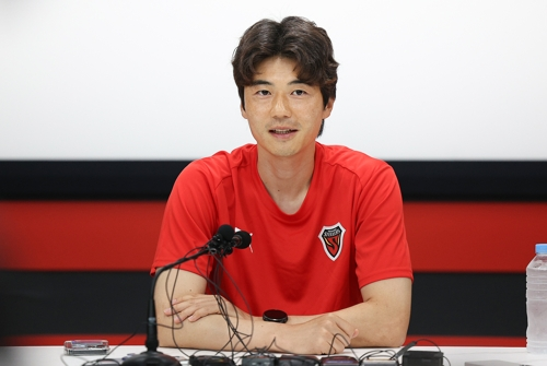 포항 스틸러스에 입단한 기성용이 4일 경북 포항시 포항스틸러스 송라클럽하우스에서 열린 미디어데이 행사에서 입단 소감을 밝히고 있다.    [연합뉴스]