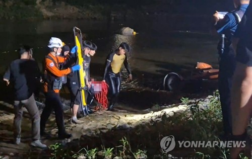 9일 오후 충남 금산군 천내리 금강 상류 인근에서 물놀이하던 20대 4명이 실종됐다는 119 신고가 접수됐다. 경찰과 소방당국은 이날 수색작업 중 오후 8시 46분, 오후 9시 4분에 실종자 4명 중 심정지 상태의 2명을 발견했다. [충남소방본부 제공=연합뉴스]