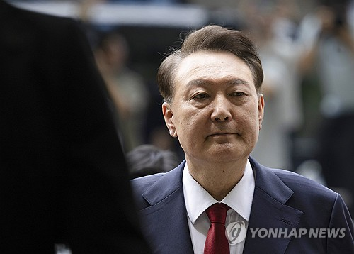 12·3 비상계엄과 관련해 특검의 수사를 받는 윤석열 전 대통령이 9일 서울 서초구 서울중앙지법에서 열린 영장실질심사에 출석하고 있다.  [사진공동취재단=연합뉴스]
