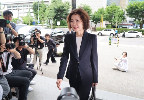 이진숙 사회부총리 겸 교육부 장관 후보자가 지난달 30일 오전 서울 여의도 한국교육시설안전원에 마련된 인사청문회 준비 사무실로 출근하고 있다.  [연합뉴스]
