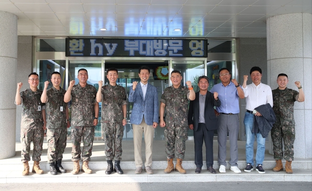 hy와 육군 제25사단 관계자들이 지난 8일 경기도 양주시에서 위문금품 전달식을 갖고 기념촬영을 하고 있다. hy 제공