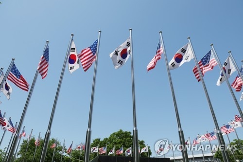 경기 파주시 임진각 미국군 참전비에 게양된 태극기와 성조기. [연합뉴스]