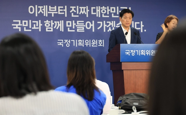 대통령직속 국정기획위원회 대변인인 조승래 더불어민주당 의원이 지난 7월2일 서울 종로구 정부서울청사 창성동별관에 마련된 국정기획위 기자실에서 브리핑하고 있다.<연합뉴스 사진>