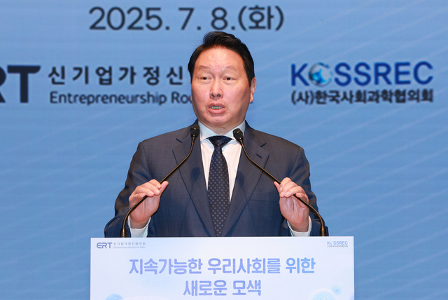 최태원 대한상공회의소 회장(SK그룹 회장)이 지난 7월8일 서울 중구 대한상의에서 열린 '지속가능한 우리 사회를 위한 새로운 모색'을 주제로 한 토론회에 참석해 인사말하고 있다.<연합뉴스 사진>