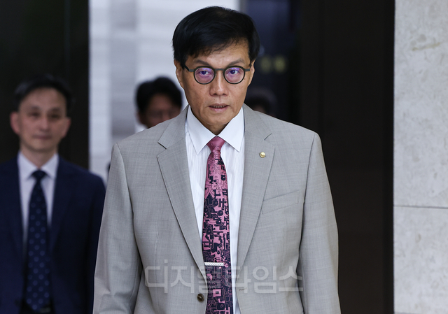 이창용 한국은행 총재가 10일 서울 중구 한국은행에서 열린 금융통화위원회에 참석하고 있다. [사진공동취재단]