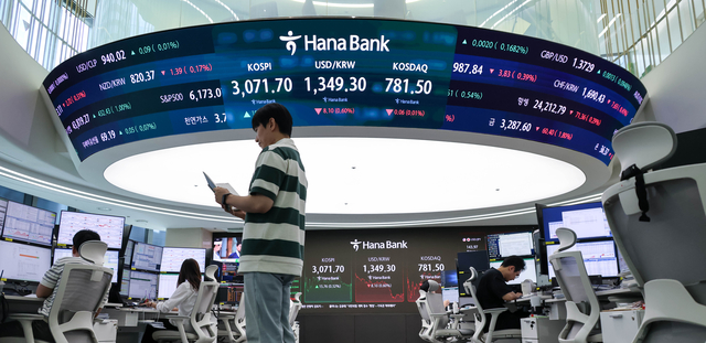 코스피가 전 거래일보다 15.76포인트 오른 3071.70으로 마감한 30일 서울 중구 하나은행 본점 딜링룸에서 직원들이 업무를 보고 있다. 코스닥은 0.06포인트 내린 781.50으로 마감했다.