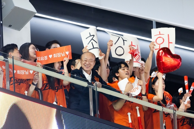 김승연 한화그룹 회장이 최근 대전 한화생명 볼파크에서 임직원들과 함께 한화이글스 경기를 관람하고 있다. 한화 제공
