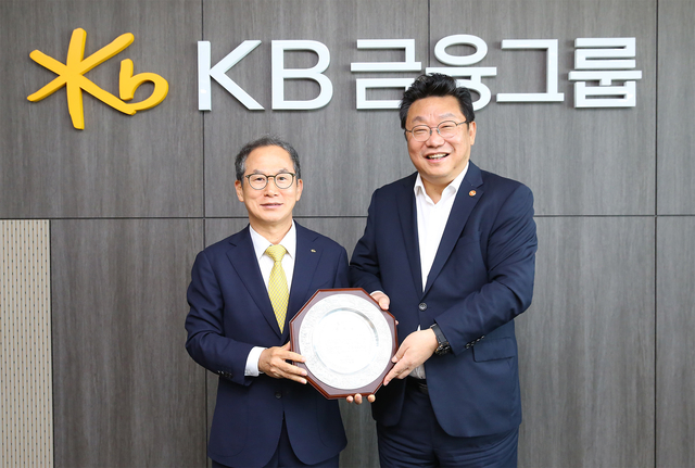 양종희(왼쪽) KB금융그룹 회장과 주형환 저출생고령사회위원회 부위원장이 지난 9일 여의도 KB국민은행 신관에서 기념촬영을 하고 있다. [KB금융그룹 제공]