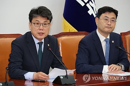 진성준(왼쪽) 더불어민주당 정책위의장이 8일 서울 여의도 국회에서 열린 더불어민주당 원내대책회의에서 발언하고 있다. [연합뉴스]
