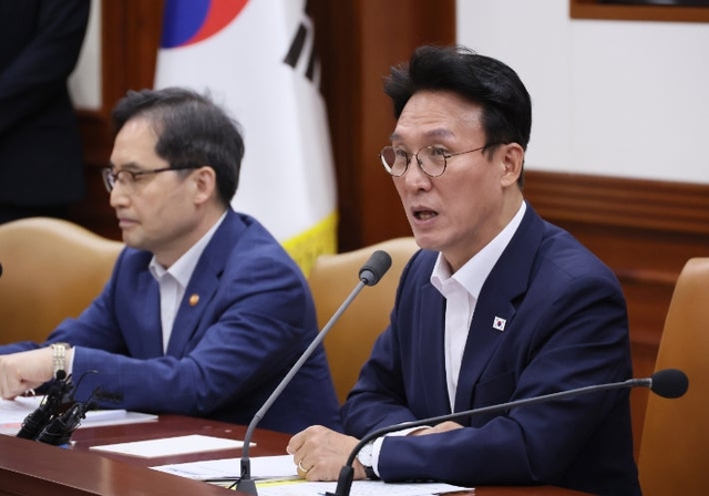 김민석 국무총리가 10일 정부서울청사에서 열린 국정현안관계장관회의를 주재하고 있다. 연합뉴스 제공