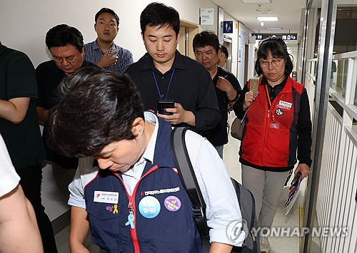 최저임금위원회 근로자위원 중 이미선 민주노총 부위원장(왼쪽)을 비롯한 민주노총 소속 위원들이 10일 정부세종청사에서 열린 최저임금위원회 제12차 전원회의 도중 심의를 거부하고 퇴장하고 있다. [세종=연합뉴스]