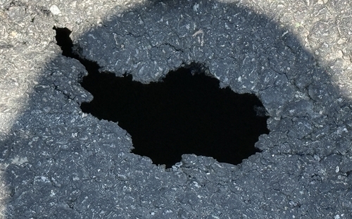 10일 인천시 서구 당하동 도로에 생긴 땅 꺼짐 현상. [인천소방본부 제공]