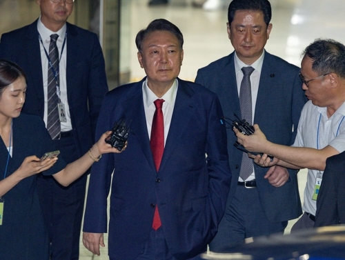 윤석열 전 대통령이 9일 서울 서초구 서울중앙지법에서 열린 구속 전 피의자 심문(영장실질심사)이 끝난 뒤 법원을 떠나고 있다. 연합뉴스