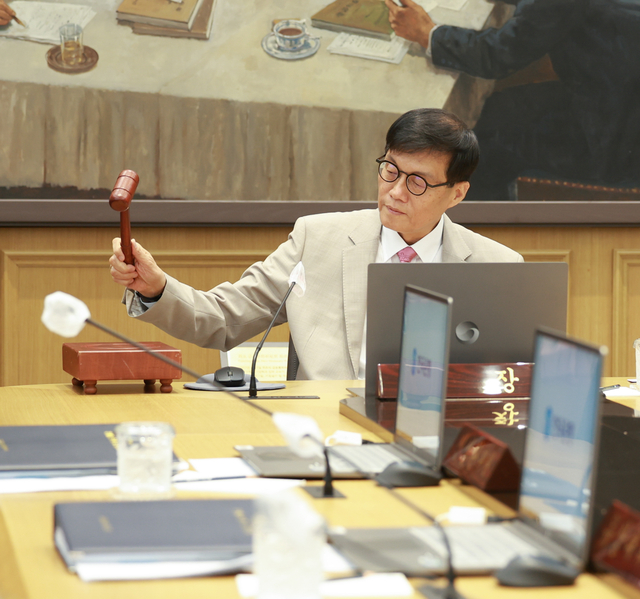 이창용 한국은행 총재가 10일 금융통화위원회 본회의에 앞서 의사봉을 두드리고 있다. [한국은행 제공]