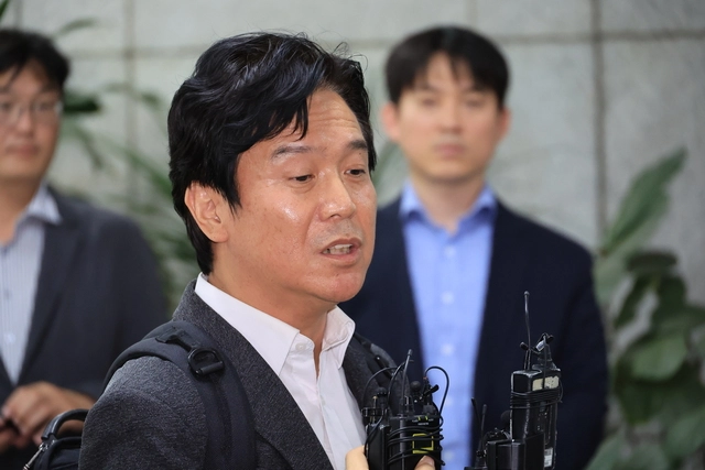 김영훈 고용노동부 장관 후보자가 지난 6월24일 인사청문회 준비 사무실이 위치한 서울 중구 서울지방고용노동청으로 들어서며 기자의 질문에 답하고 있다.<연합뉴스 사진>