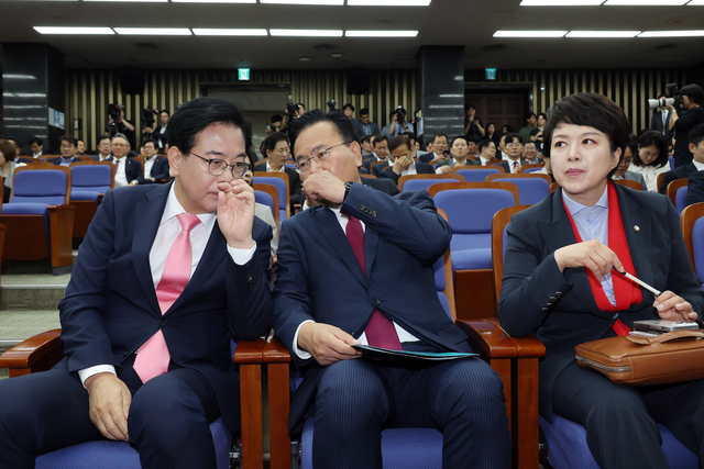 송언석 국민의힘 비상대책위원장 겸 원내대표가 지난 7월4일 국회 본청에서 열린 당 의원총회에서 유상범 원내수석부대표, 김은혜 원내정책수석부대표와 대화하고 있다.<연합뉴스 사진>