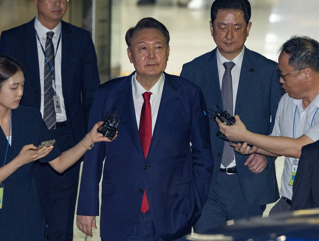 12·3 비상계엄 내란 관련 혐의 등으로 특검의 수사를 받는 윤석열 전 대통령이 지난 7월9일 서울 서초구 서울중앙지법에서 열린 구속 전 피의자 심문(영장실질심사)이 끝난 뒤 법원을 떠나고 있다.<사진공동취재단·연합뉴스>