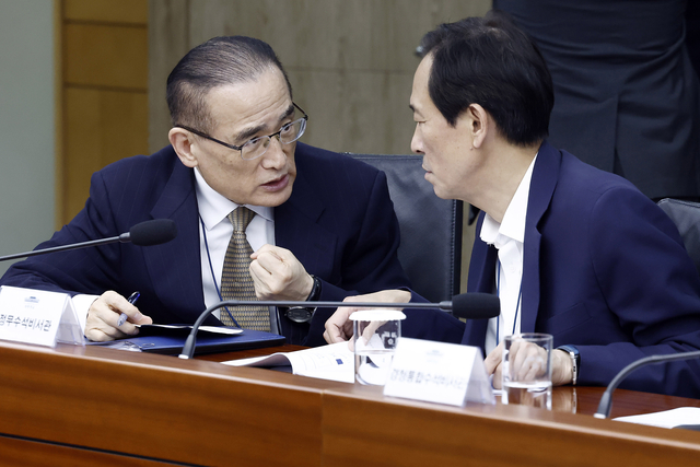 위성락 국가안보실장(왼쪽)과 우상호 대통령실 정무수석이 10일 서울 용산 대통령실 청사에서 이재명 대통령 주재로 열린 3차 수석·보좌관 회의에 참석해 논의하고 있다. 대통령실통신사진기자단=연합뉴스.