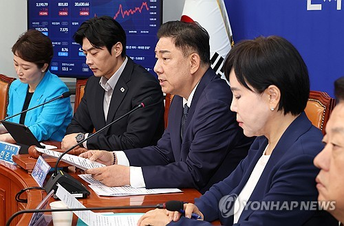 김병기(가운데) 더불어민주당 대표 직무대행 겸 원내대표(가운데)가 11일 국회에서 열린 최고위원회의에서 발언하고 있다. [연합뉴스]