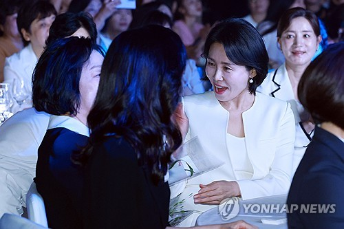 이재명 대통령의 배우자 김혜경 여사가 1일 서울 중구 신라호텔 다이너스티홀에서 열린 제4회 여성기업주간 개막식에 참석해 어린이 합창단 공연을 보는 도중 합창단원으로부터 꽃을 전달받고 있다. [연합뉴스]