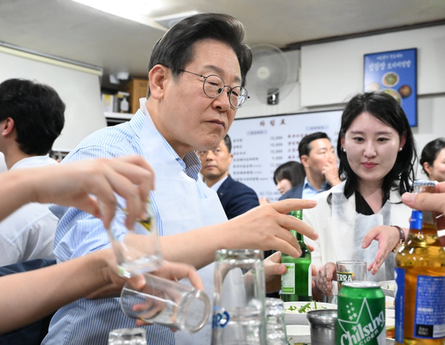 이재명 대통령이 11일 서울 광화문 인근 한식당에서 시민들과 식사하고 있다. ‘민생회복 소비쿠폰’ 지급을 앞두고 내수 경기 활성화를 위해 진행한 행사로 ‘대통령과 외식합니다’ 제목 아래 ‘골목경제 살리는 한 끼!’라는 부제가 붙었다. [연합뉴스]