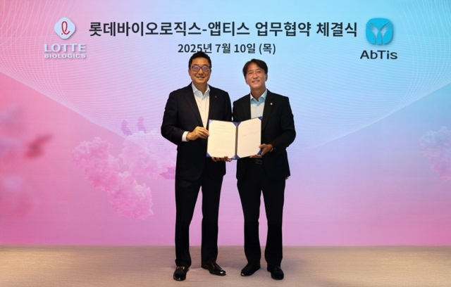 박제임스 롯데바이오로직스 대표이사(왼쪽)와 한태동 앱티스 대표이사가 업무협약 체결식에서 기념사진을 촬영하고 있다. 롯데바이오로직스 제공