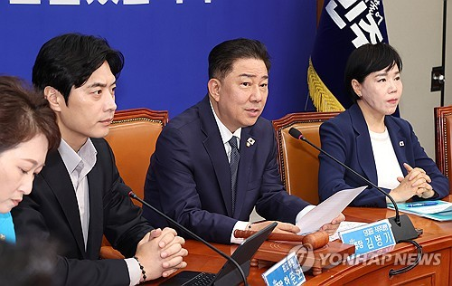 김병기(오른쪽 두번째) 더불어민주당 대표 직무대행 겸 원내대표(오른쪽 두번째)가 11일 국회에서 열린 최고위원회의에서 발언하고 있다. [연합뉴스]
