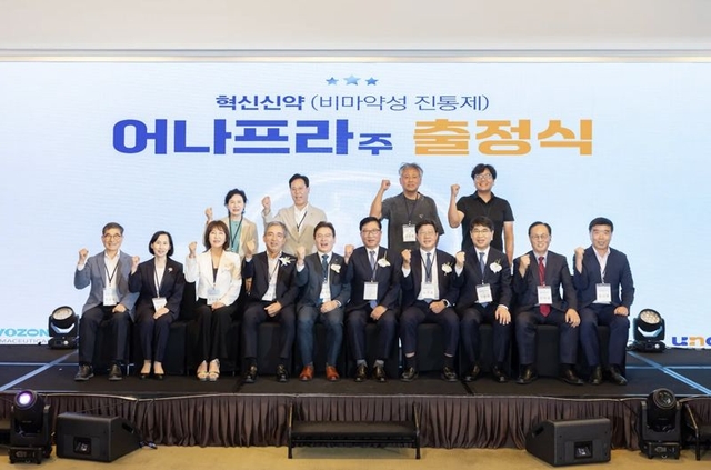 10일 그랜드 하얏트 서울에서 열린 비보존제약의 ‘어나프라주’의 출정식에서 이두현 회장, 장부환 대표이사를 비롯한 내외빈이 단체사진을 찍고 있다. 비보존제약 제공.