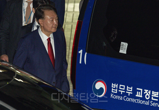 윤석열 전 대통령이 지난 9일 서울 서초구 서울중앙지방법원에서 열린 2차 구속 전 피의자 심문(영장실질심사)을 마친 뒤 서울구치소로 향하고 있다. 사진공동취재단