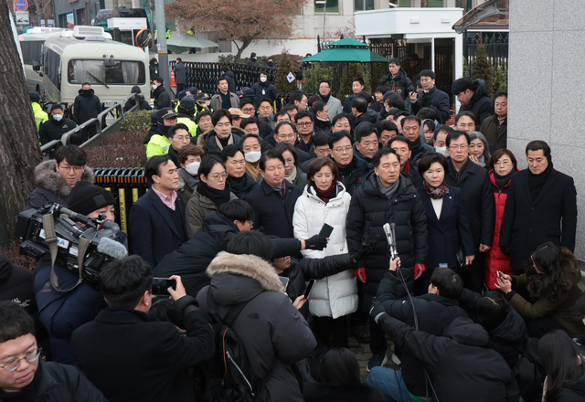 지난 1월6일 고위공직자범죄수사처의 윤석열 대통령 체포를 막기 위해 서울 용산구 대통령 관저 앞에 모인 김기현(앞줄 가운데) 의원을 비롯한 45명의 국민의힘 의원이 취재진에게 입장을 밝히고 있다.<연합뉴스 사진>