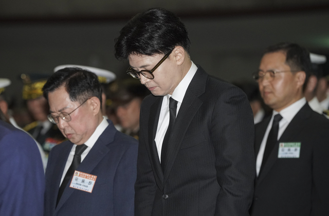 경기 평택시 해군 2함대사령부 충무동산에서 지난달 29일 열린 ‘제2연평해전 승전 23주년 기념식’에서 한동훈 국민의힘 전 대표(가운데)가 순국선열과 호국영령에 대한 묵념을 하고 있다.   공동취재단