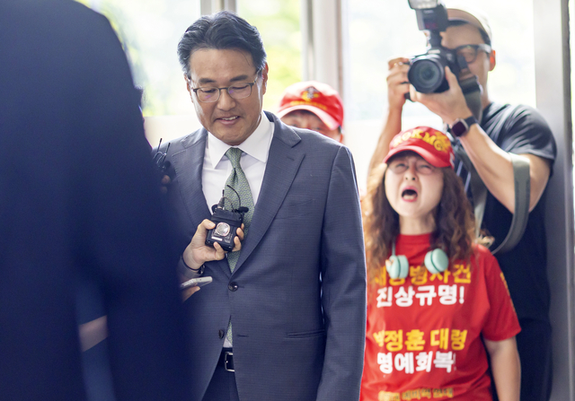 김태효 전 국가안보실 1차장이 11일 피의자 신분으로 조사를 받기 위해 서울 서초구 순직해병 특검팀 사무실로 들어서고 있다.   연합뉴스