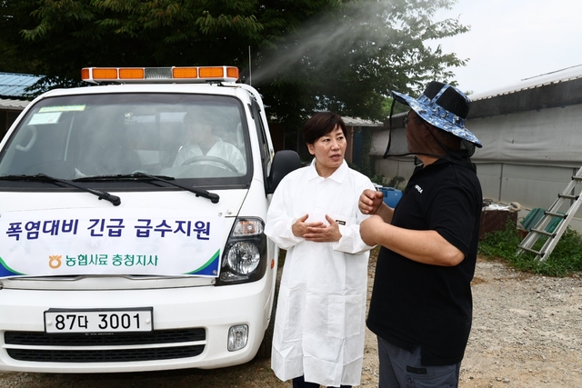 송미령 농림축산식품부 장관이 충남 홍성을 찾아 축산농가 피해 대응 상황을 점검하고 있다. [농식품부]