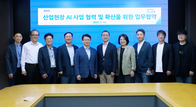 심민석(왼쪽 5번째) 포스코DX 사장과 함기호(왼쪽 6번째) AWS코리아 대표를 비롯한 양사 관계자들이 지난 11일 포스코DX 판교사옥에서 ‘산업현장 AI 사업 협력 및 확산을 위한 업무협약’을 맺고 기념촬영하고 있다. 포스코DX 제공